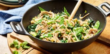 Grüner Frühlingsgemüse-Wok