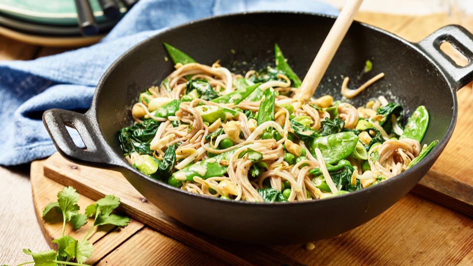 Grüner Frühlingsgemüse-Wok