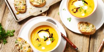 Paprikaschaumsüppchen mit gelben Bruschetta