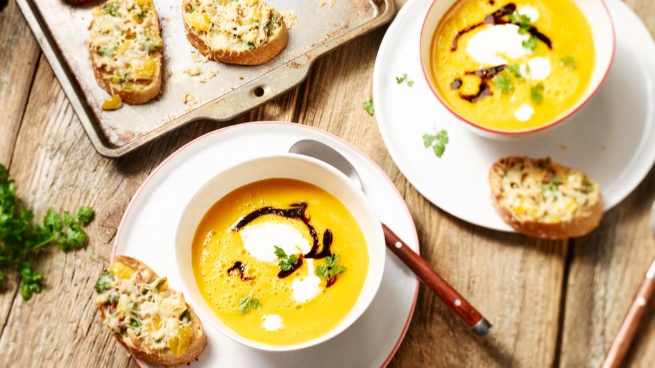 Paprikaschaumsüppchen mit gelben Bruschetta