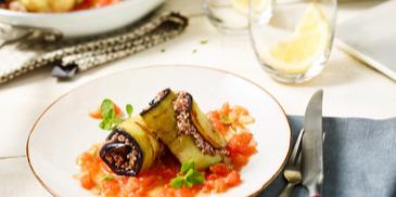 Gefüllte Auberginenröllchen auf Tomaten-Sugo