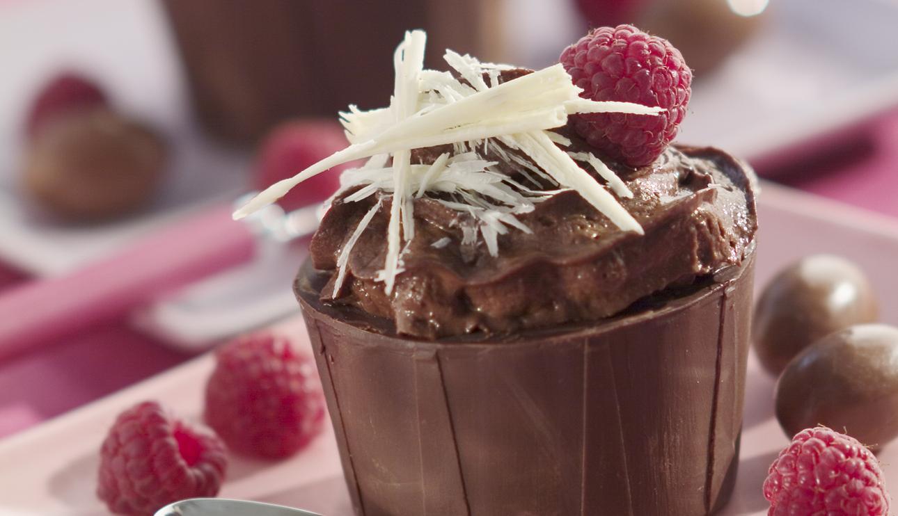 Mousse de chocolate, con crujiente de chocolate blanco y frambuesas