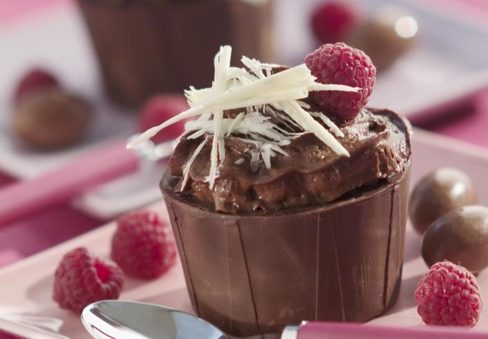 Mousse de chocolate, con crujiente de chocolate blanco y frambuesas