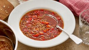 Rindfleisch-Suppe mit Hackfleisch und Chili