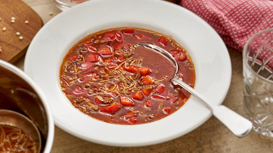 Rindfleisch-Suppe mit Hackfleisch und Chili
