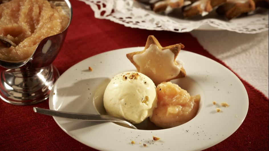 Vanilleeis mit Bratapfelsauce