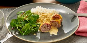 Gerollte Zwiebelschnitzel mit Schinken