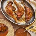 Glasierte Gänsekeulen in Hagebutten-Pfeffer-Rahmsauce