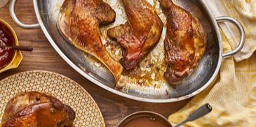 Glasierte Gänsekeulen in Hagebutten-Pfeffer-Rahmsauce