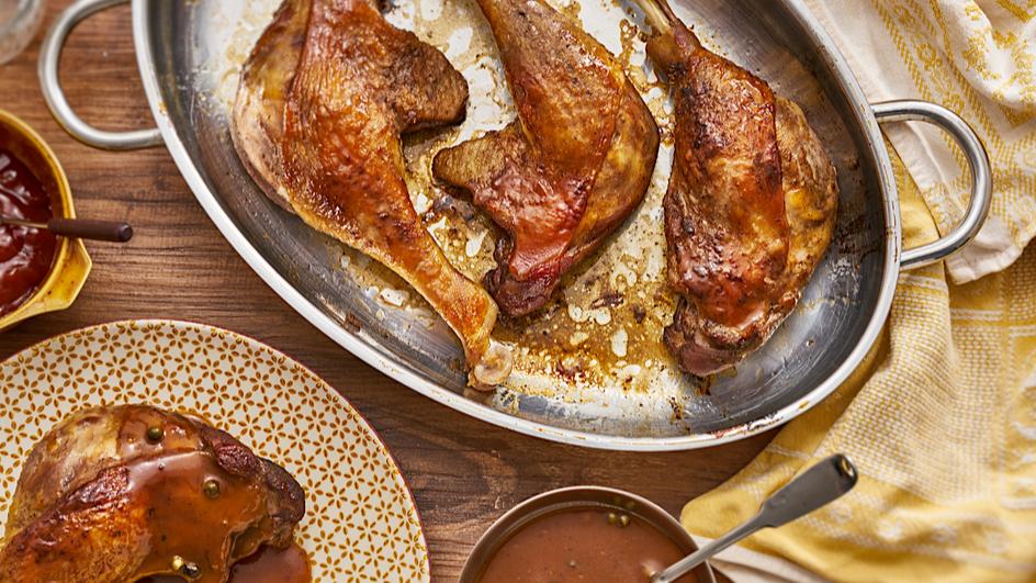 Glasierte Gänsekeulen in Hagebutten-Pfeffer-Rahmsauce