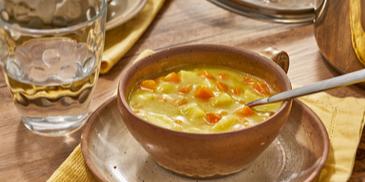 Erbsensuppe mit Kartoffeln und Karotten