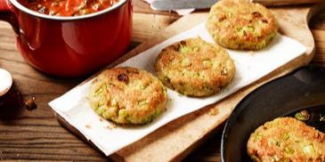 Quinoa-Taler mit Tomatensauce