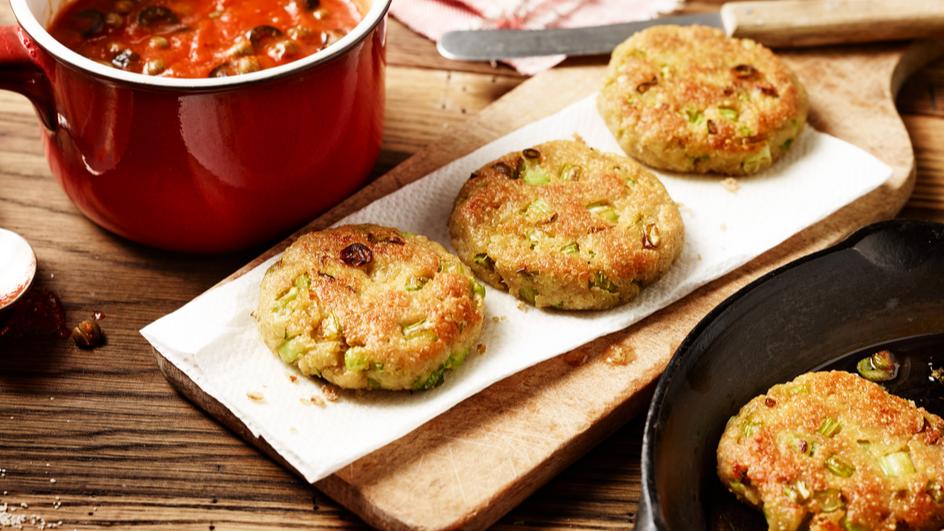 Quinoa-Taler mit Tomatensauce