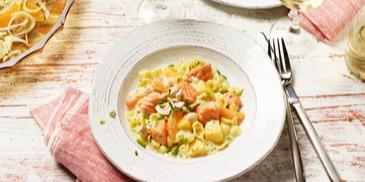 Fruchtige Lachs-Mininudeln