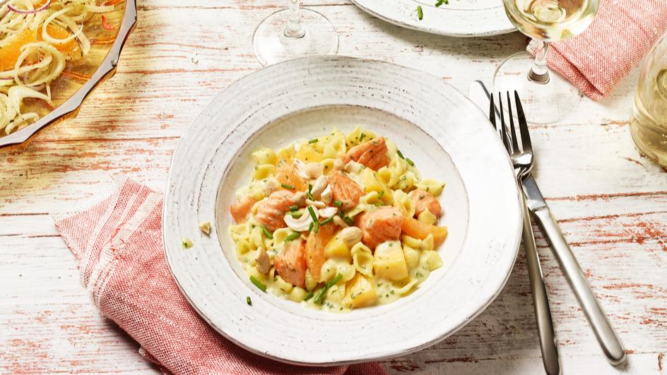 Fruchtige Lachs-Mininudeln