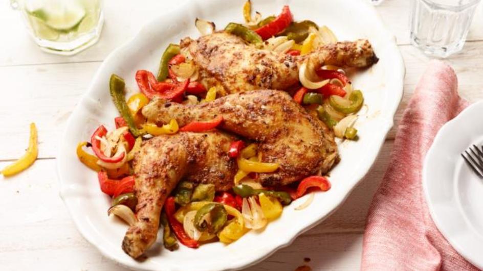 Rosmarin-Hähnchenschenkel mit buntem Paprikagemüse