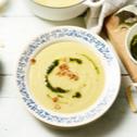 Petersilienwurzelsuppe mit Haselnusspesto