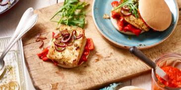 Vegetarischer Burger mit gebratenem Halloumikäse