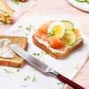 Lachs-Sandwich mit Gurke und Kresse