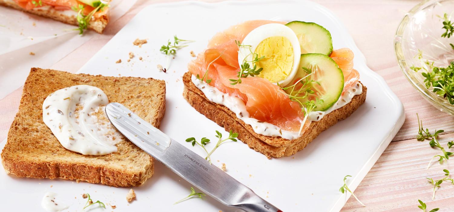 Lachs-Sandwich mit Gurke und Kresse