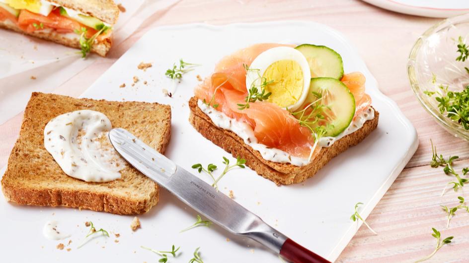 Lachs-Sandwich mit Gurke und Kresse