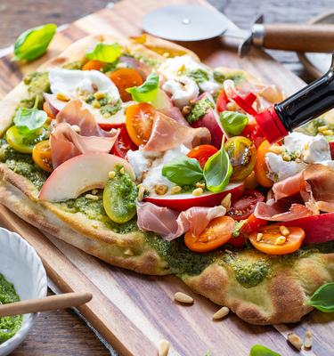 Burrata Pinsa mit Pfirsich und Parmaschinken
