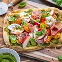 Burrata Pinsa mit Pfirsich und Parmaschinken