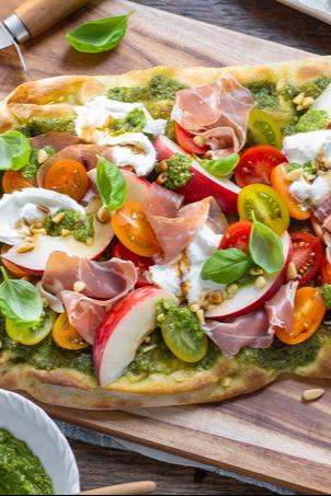 Burrata Pinsa mit Pfirsich und Parmaschinken
