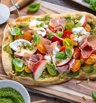 Burrata Pinsa mit Pfirsich und Parmaschinken