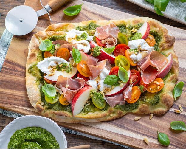 Burrata Pinsa mit Pfirsich und Parmaschinken