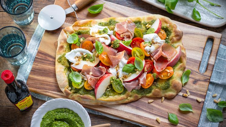 Burrata Pinsa mit Pfirsich und Parmaschinken