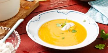 Kürbissuppe mit Gewürzsahne
