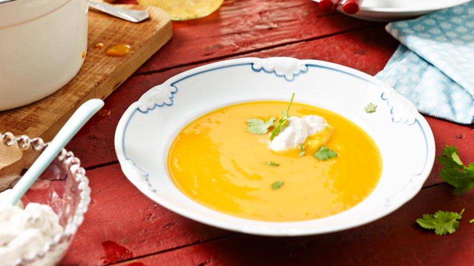 Kürbissuppe mit Gewürzsahne