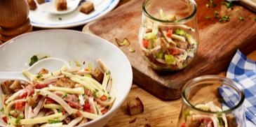 Bayerischer Brotsalat im Glas