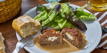 Feta-Frikadellen in Zwiebelsoße