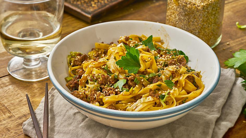 Chinakohlpfanne mit Bandnudeln