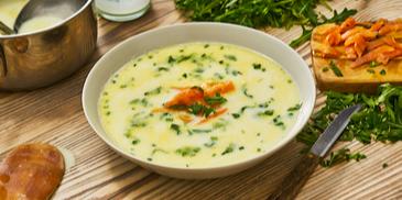 Spargelcreme-Suppe mit Rucola und Lachs