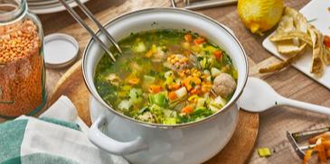 Linsensuppe mit Zitronen-Bratwurstklößchen
