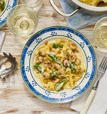 Tagliatelle mit Spargel und Käsesauce