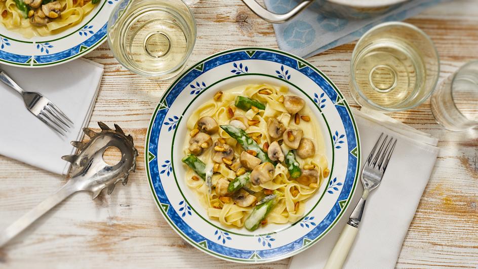 Tagliatelle mit Spargel und Käsesauce