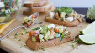 Kanadischer Flusskrebsfleischsalat auf geröstetem Brioche