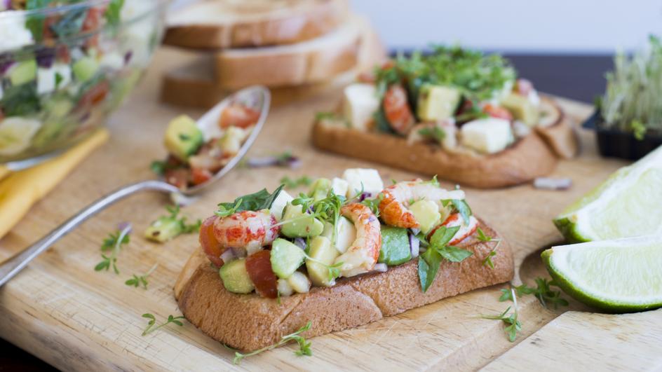 Kanadischer Flusskrebsfleischsalat auf geröstetem Brioche