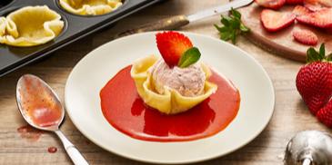 Erdbeereis im Osterkörbchen