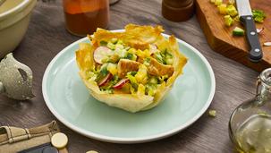 Caesar-Salad im Filo-Körbchen