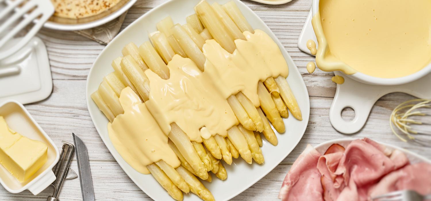 Klassisches Spargelgericht mit Schinken