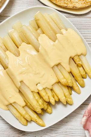 Klassisches Spargelgericht mit Schinken