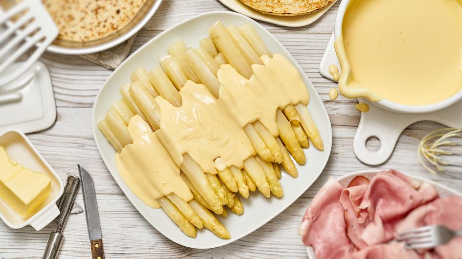 Klassisches Spargelgericht mit Schinken