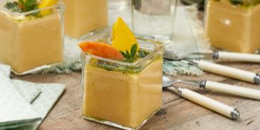 Mango-Papaya-Creme mit Minze-Sirup
