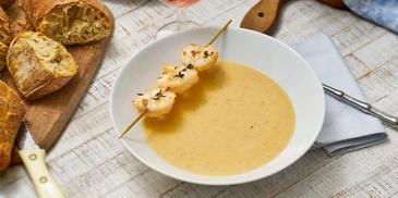 Pfirsichsuppe mit Garnelenspieß