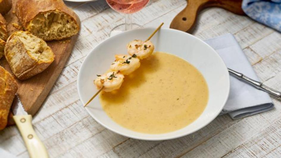 Pfirsichsuppe mit Garnelenspieß